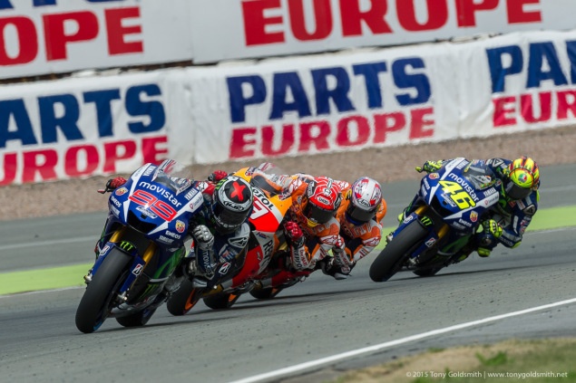 Lorenzo nhanh chóng vượt lên dẫn đầu ở khúc cua đầu tiên của vòng thứ nhất.