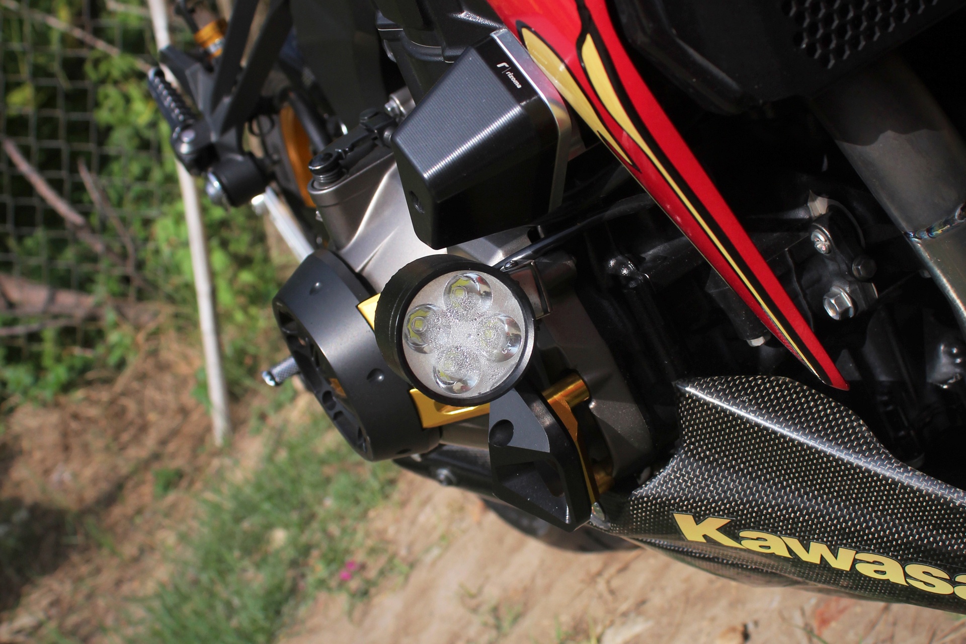 Đèn siêu sáng, dùng bóng LED sử dụng cho việc di chuyển ban đêm hoặc trong điều kiện trời nhiều sương mù