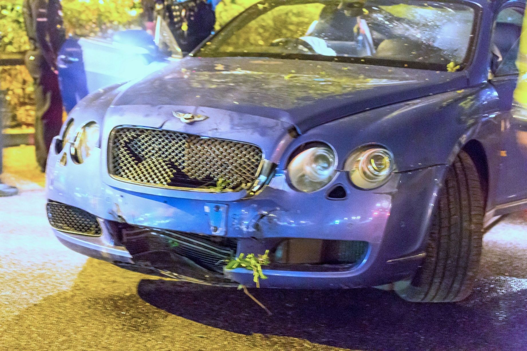 Bentley Continental GT hư hỏng khá nặng phần đầu xe. Ảnh: GTSPirit