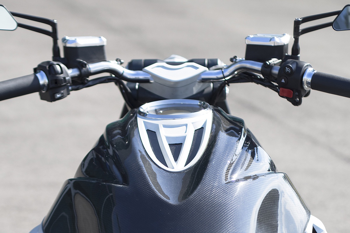 Gắp sau xe được thay thế kiểu dáng mới, giữ nguyên chiều dài ban đầu. Trong khi đó, bánh sau có kích thước 18 inch thay vì 16 inch như nguyên gốc. Bình xăng xe chế tạo từ titan. Hệ thống điện được chứa trong hộp làm từ sợi carbon. Vành xe sử dụng vật liệu nhôm cứng. Phanh đĩa trước sau đường kính lớn, lên đến 415 mm. 