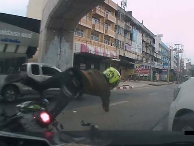 Xe may tai nan oan do 2 oto duoi nhau tren pho hinh anh