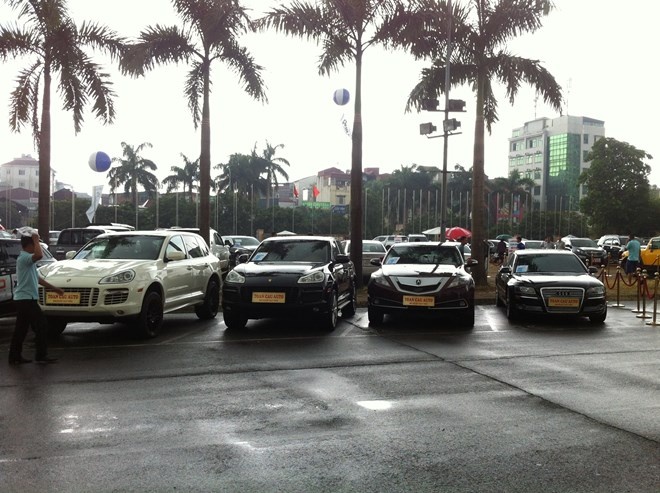 Diu hiu nhu cho xe oto cu Viet Nam hinh anh