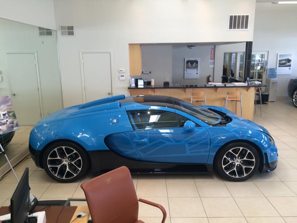 Toàn bộ phần đầu xe mang màu sơn xanh dương, kết hợp cùng những họa tiết màu xanh đậm hơn như dàn xe người máy trong phim Transformers. Cản trước, cản sau, hai bên sườn xe mang màu sơn đen bóng. 