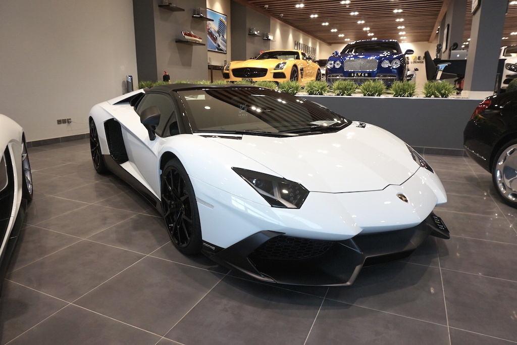 Lamborghini Aventador mui tran ban dac biet len ke tai Dubai hinh anh