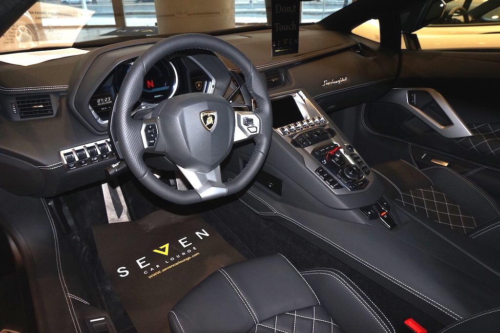 Aventador LP720-4 Anniversario Roadster sở hữu động cơ V12 6,5 lít, công suất 720 mã lực, mạnh hơn bản tiêu chuẩn 20 mã lực. 