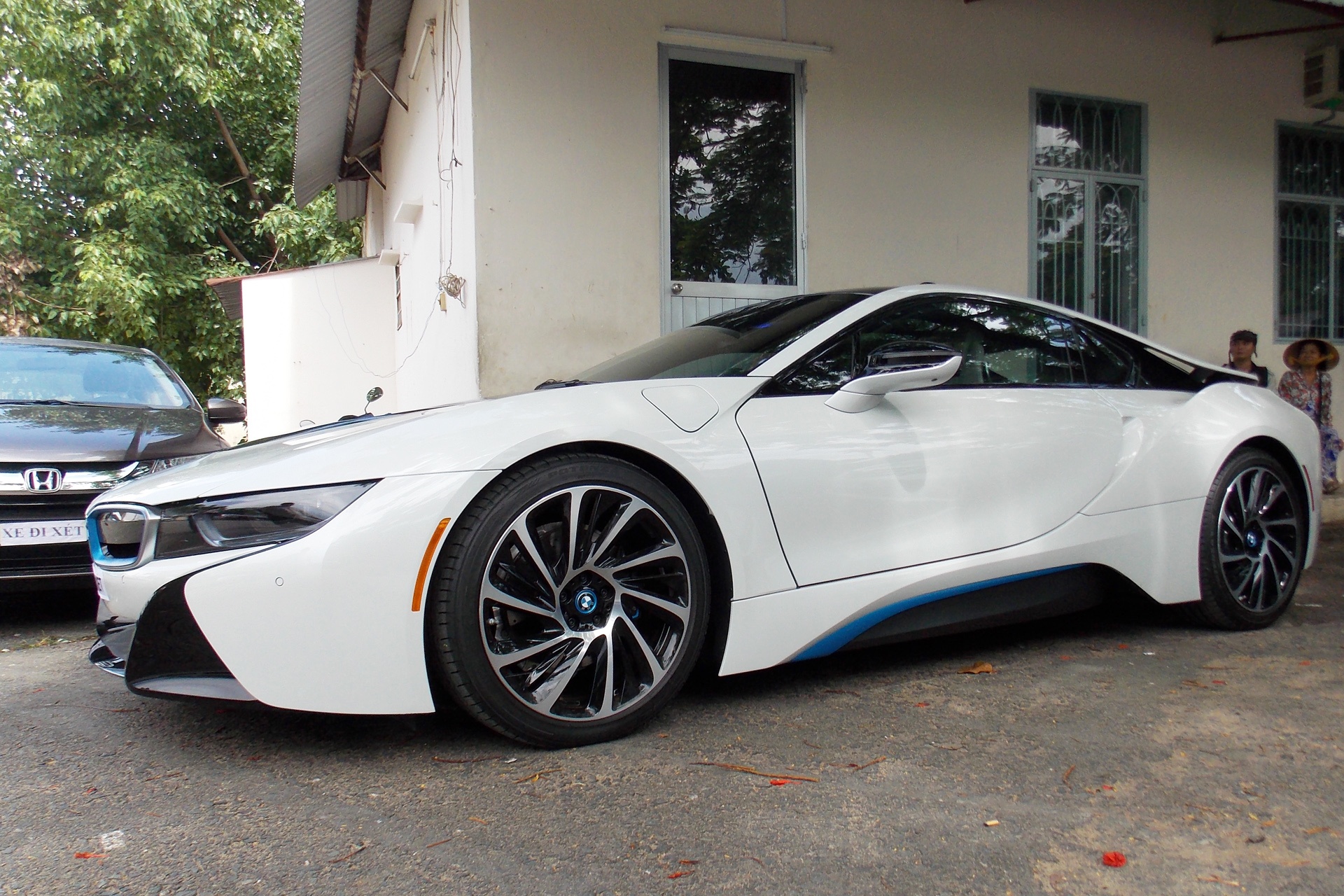 Mẫu xe thể thao của BMW được mang đi đăng ký biển số. Ảnh: Anh Xuân