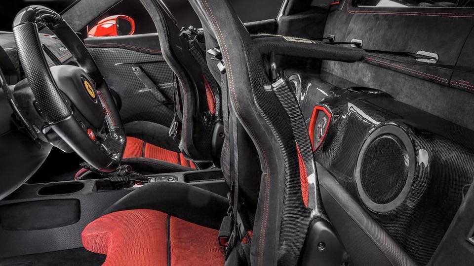 Hệ thống âm thanh hàng thửa được lắp bên trong cabin siêu xe Ferrari 458 Speciale.