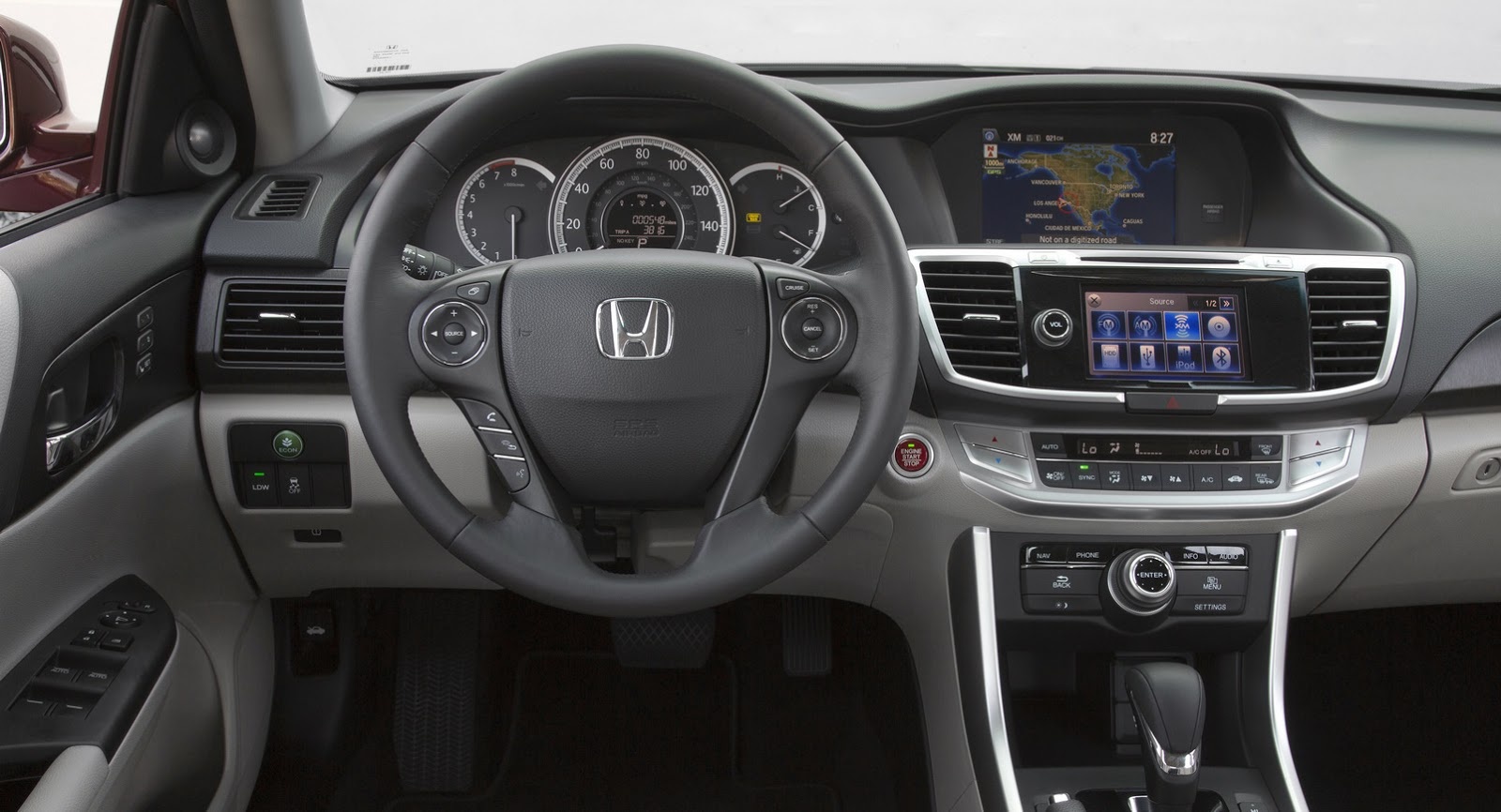 Accord 2016 vẫn có 2 phiên bản động cơ cho người dùng khi được bán tại Mỹ vào tháng 8 tới, gồm động cơ 2,4 lít và V6 3,5 lít, tùy chọn số sàn hoặc số tự động. 