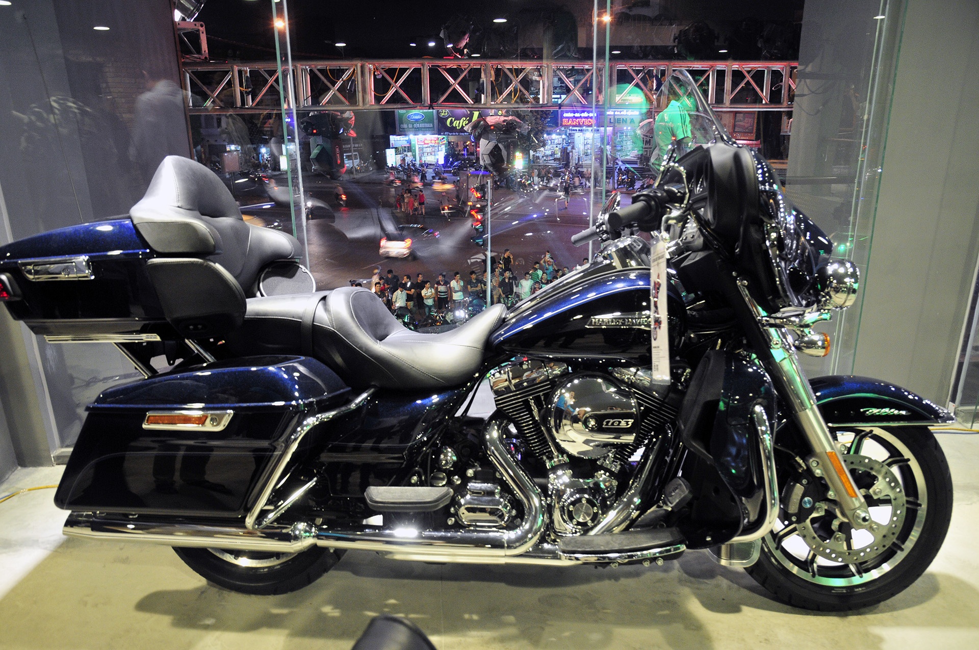 Harley-Davidson mo showroom lon nhat Dong Nam A tai Ha Noi hinh anh