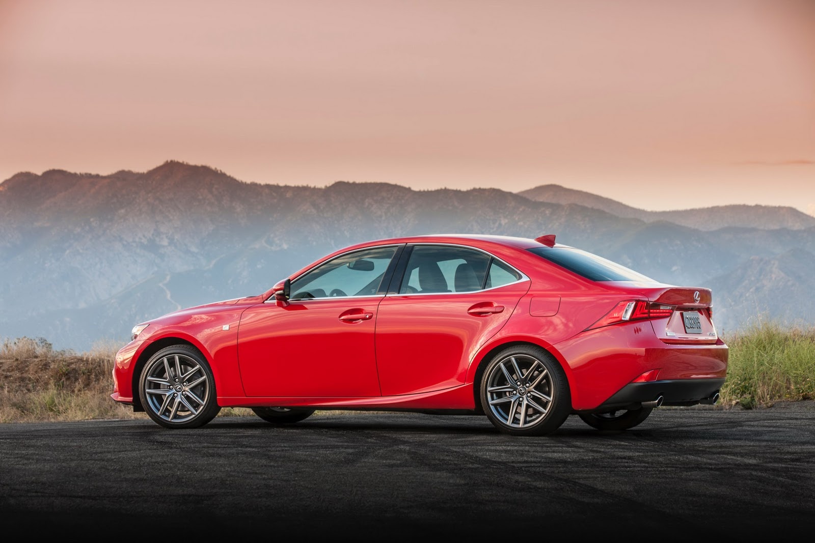 Ngoài ra, dòng sedan IS 2016 còn có tuỳ chọn phiên bản IS 300. Xe được trang bị hệ dẫn động 4 bánh toàn thời gian, sức mạnh sinh ra từ động cơ V6 3,5 lít, công suất 255 mã lực và mô-men xoắn cực đại 320 Nm trong dải tua máy từ 2.000 – 4.800 vòng/phút.