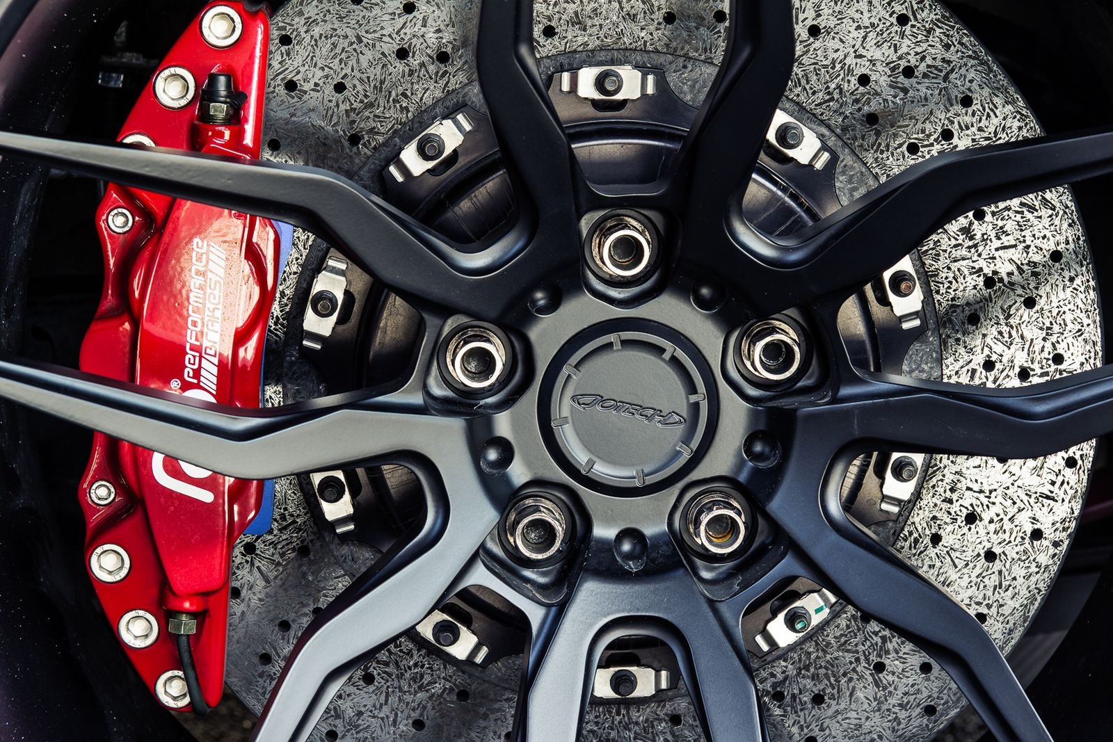 Nắp ca pô được làm từ sợi carbon, cản trước cũng được làm từ loại vật liệu tương tự. Hai bên sườn và đuôi xe cũng mang kiểu dáng mới. Cánh gió lớn phía đuôi xe giúp tăng thêm vẻ thể thao. Bên cạnh đó, la-zăng được sơn màu đèn mờ.  