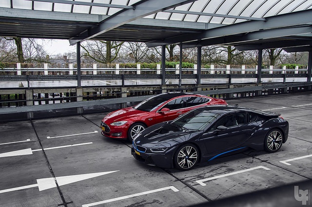 BMW i8 bat luc truoc xe dien Tesla Model S P85D hinh anh