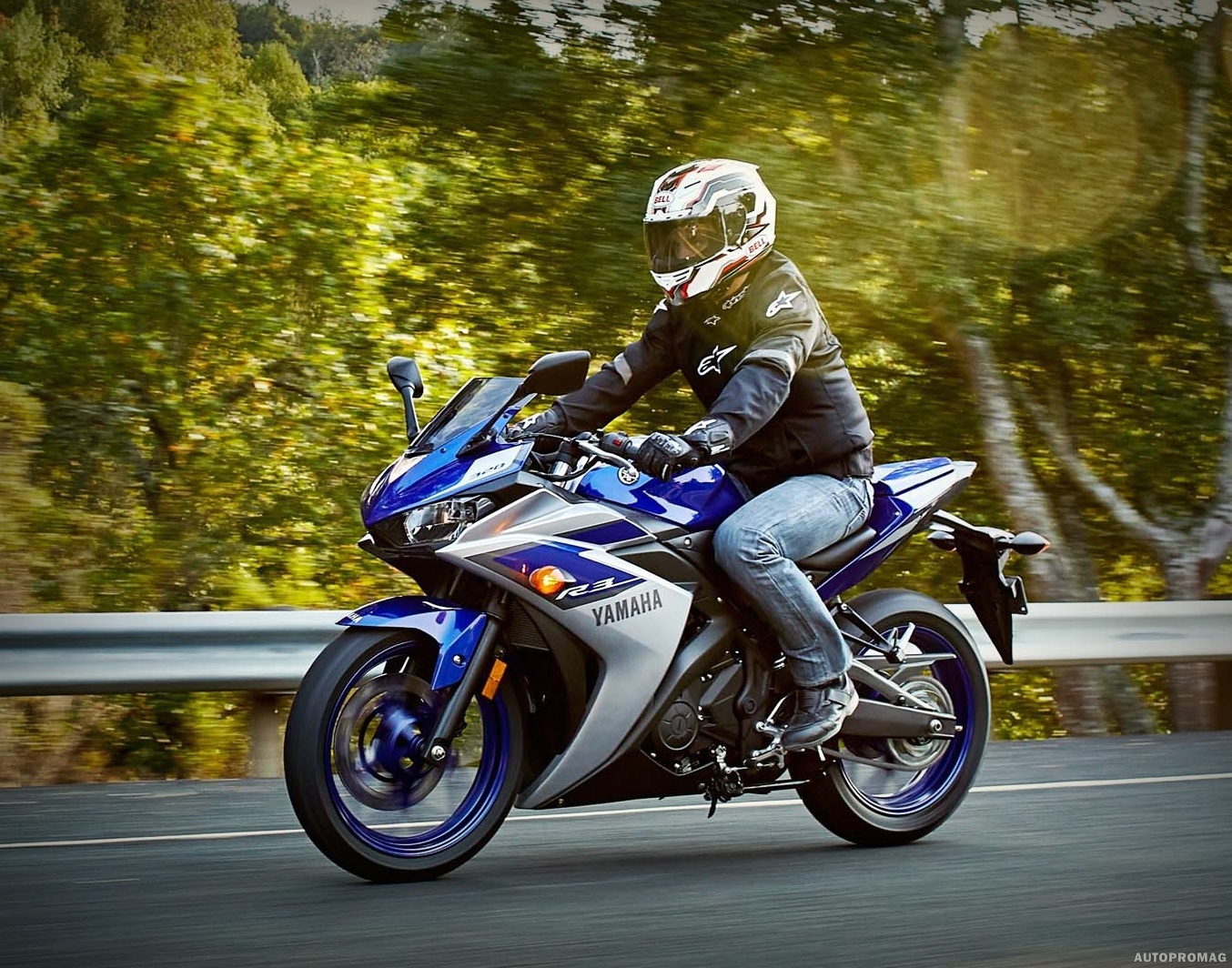 Yamaha YZF-R3 là mẫu sportbike dành cho thị trường châu Âu, trong khi đó tại châu Á hãng xe Nhật Bản tung ra phiên bản YZF-R25. Được thiết kế lấy cảm hứng từ những siêu mô tô đình đám khác của hãng. Sportbike của hãng xe Nhật Bản sử dụng động cơ xi-lanh đôi, dung tích 321 phân khối. Tại thị trường Anh, YZF-R3 có giá khoảng 4.799 bảng. 
