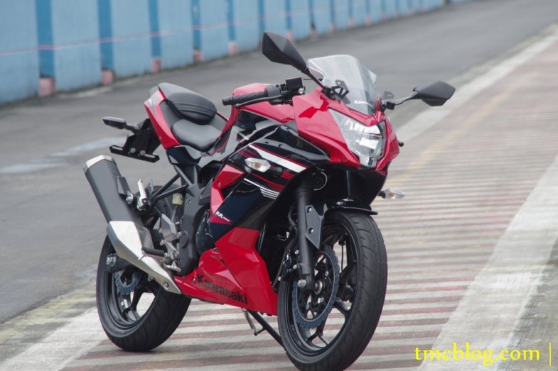 Kawasaki Ninja 250SL và Z250 là những mẫu xe tiếp theo lọt top của hãng xe Nhật Bản. So với Ninja 300 và Z300, hai mẫu xe xi-lanh đơn hợp lý hơn về giá thành. Người dùng bỏ ra 3.849 bảng cho phiên bản sportbike Ninja 250 và 3.649 bảng cho naked bike Z250.