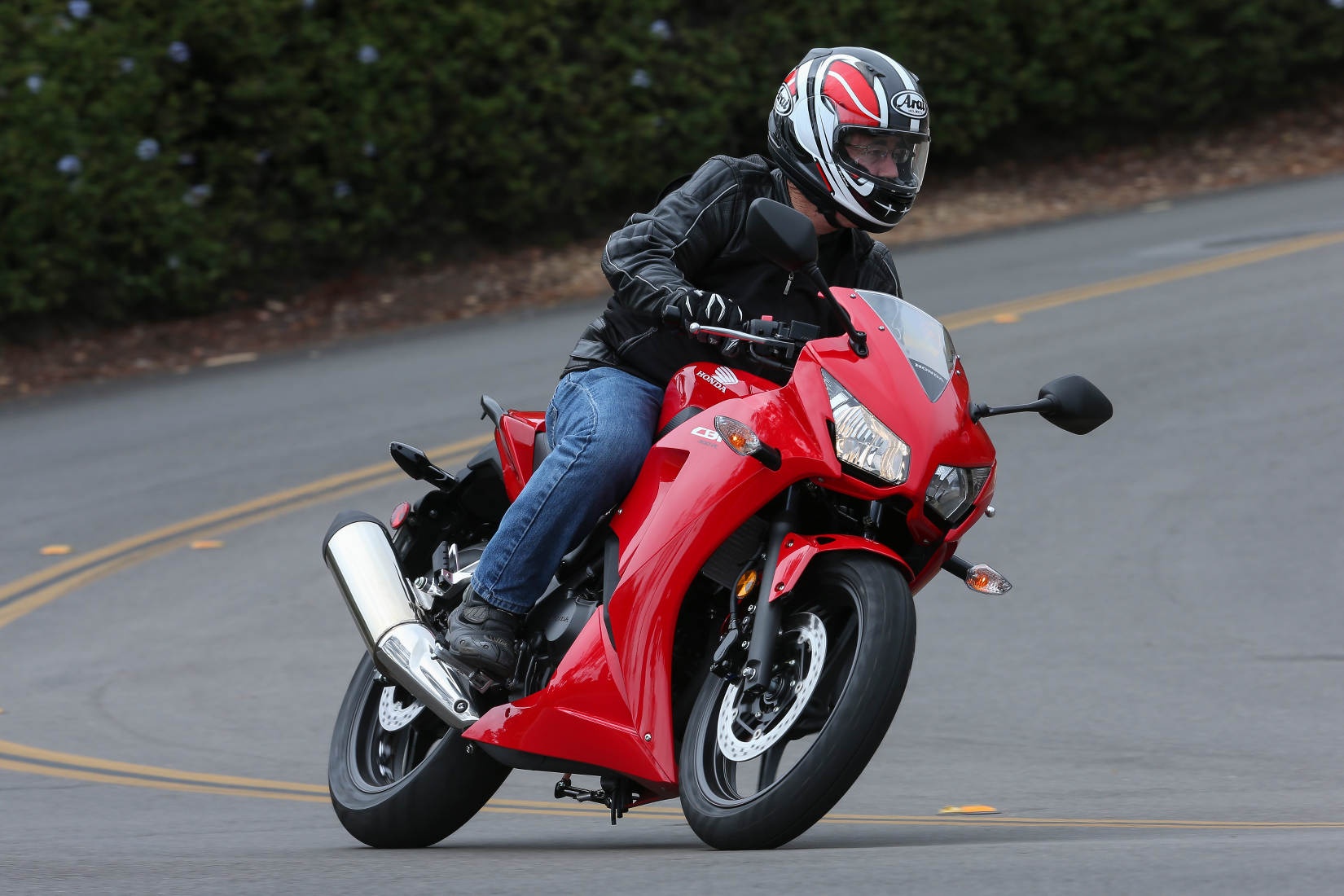 Với chi phí 4.000 bảng, những tay lái mới có thể sở hữu một chiếc CBR300R. So với những chiếc xe xử dụng xi-lanh đôi trong phân khúc, CBR300R có giá bán mềm hơn. Tuy nhiên, kiểu dáng thiết kế của Honda thường không được đánh giá cao. CBR300R của Honda cũng sở hữu một số công nghệ tiên tiến như chống bó cứng phanh ABS. 