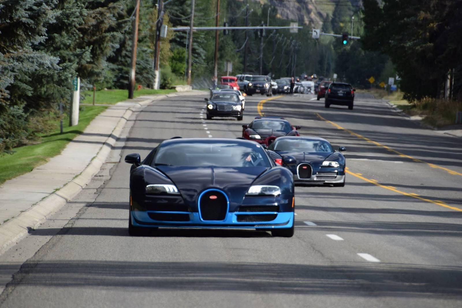 Sun Valley Road Rally năm nay, như thông lệ, thu hút nhiều siêu xe tiếng tăm. Trong số 4 chiếc Bugatti Veyron có mặt tại sự kiện, phiên bản Veyron Grand Sport Vitesse L’Or Rouge và Veyron Super Sport Pur Blanc đều là hàng thửa.