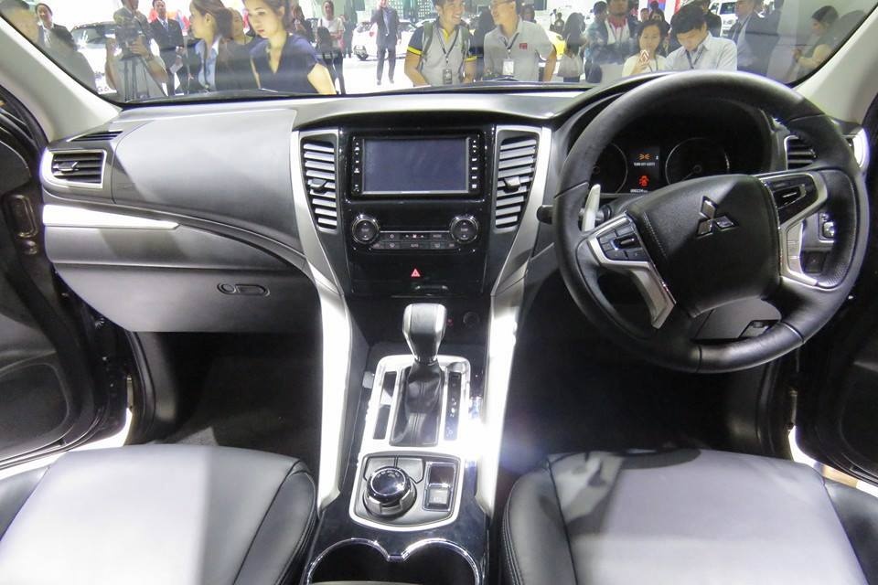 Nội thất của mẫu SUV này cũng được chăm chút nhiều hơn so với phiên bản trước ở từ các chi tiết trang trí, trang bị, vật liệu sử dụng. Bên cạnh đó, xe cũng được trang bị nhiều công nghệ an toàn như cảnh báo va chạm, hỗ trợ phát hiện điểm mù, khởi hành ngang dốc…