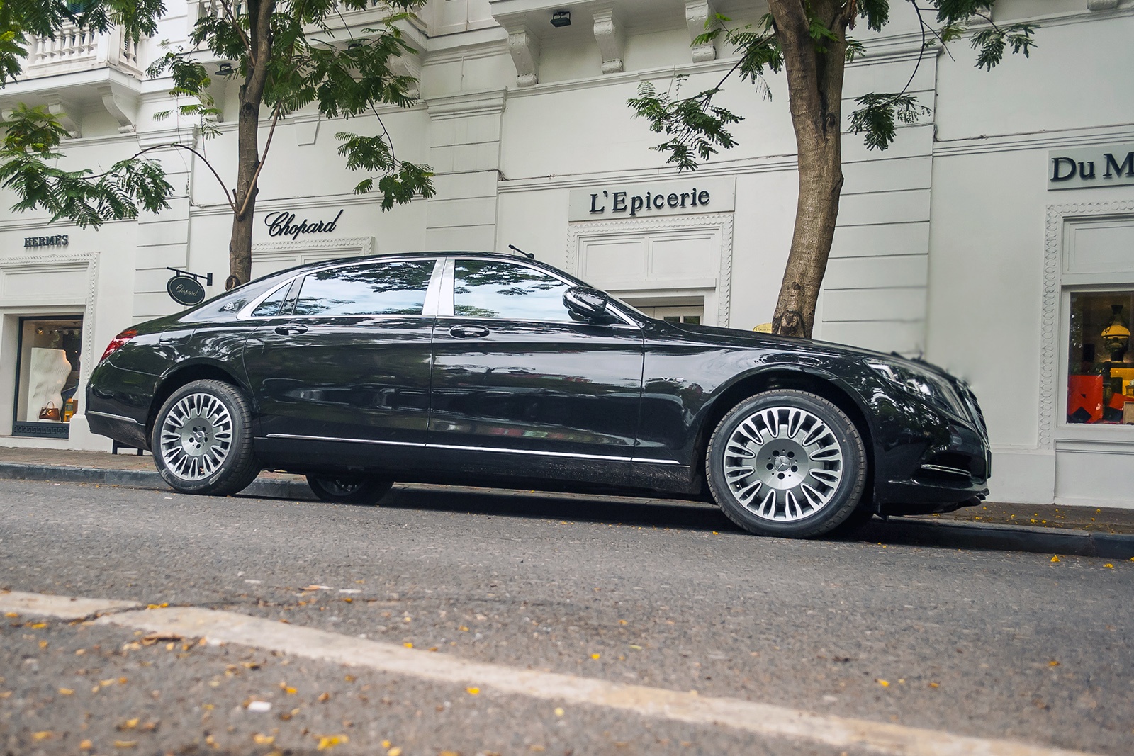 Mercedes S600 Maybach khoe dang ben khach san co nhat Ha Noi hinh anh