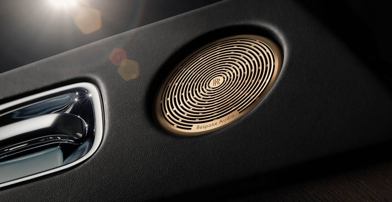 Một số vị trí bên trong cabin được hoàn thiện bằng sơn màu đồng, kết hợp hoàn hảo với lớp da bọc xung quanh. 