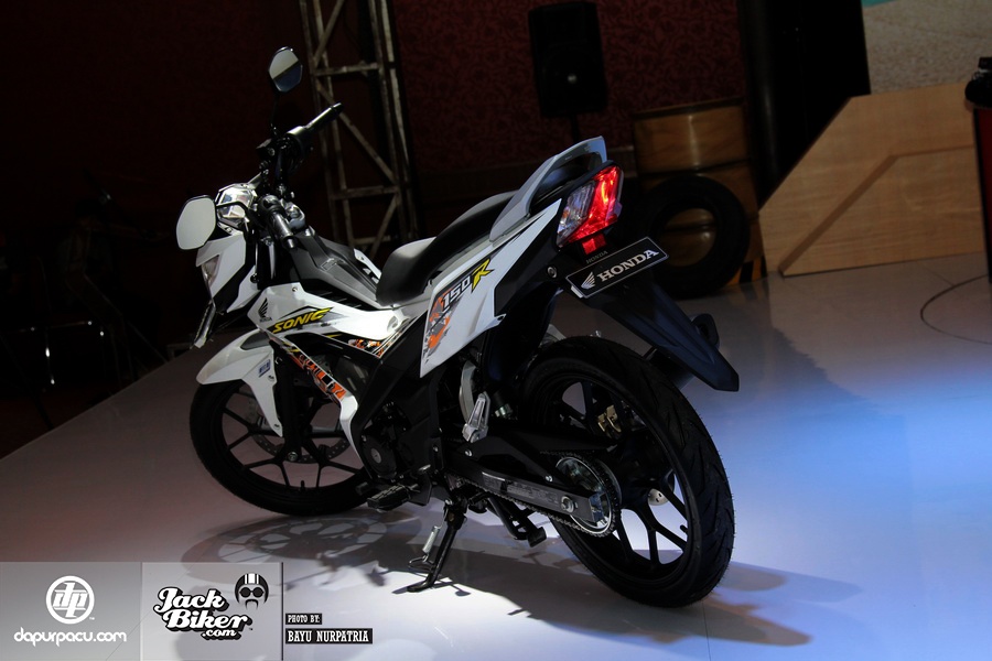 Sản phẩm có tên gọi là Selfie Arm này được làm bằng sợi thủy tinh. Cánh tay có trọng lượng khá nhẹ và rất thuận tiện cho người sử dụng, nhất là phái yếu. 