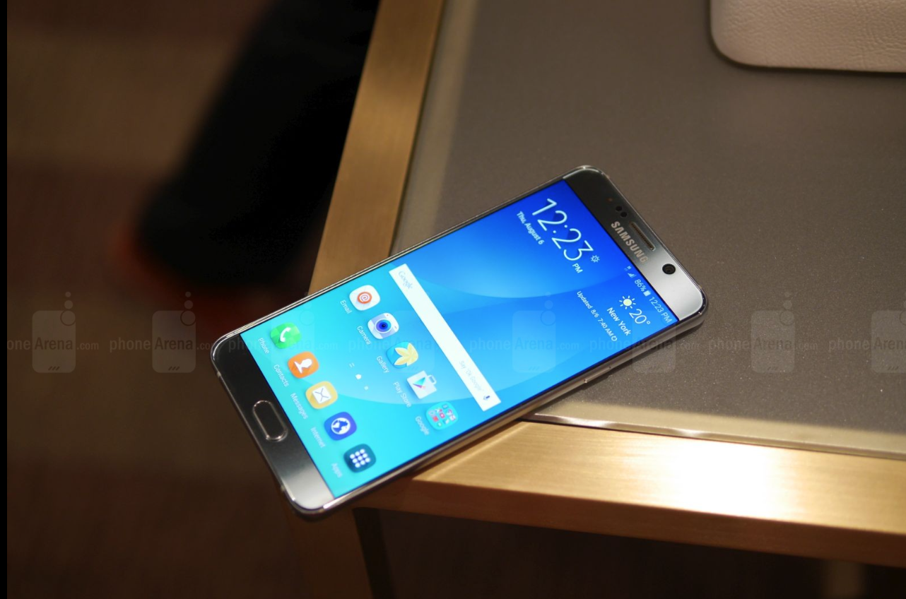 Galaxy S6 edge+ có kích thước lớn hơn so với S6 edge ra mắt hồi đầu năm. Ảnh: Phonearena.