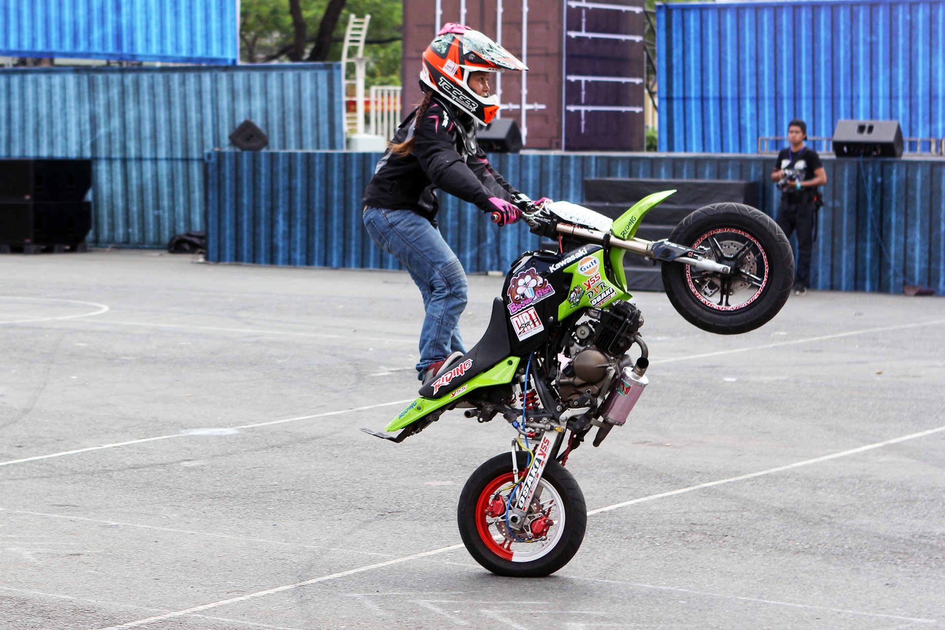 Trong khi đó, stunter nữ nhỏ bé của Thái Lan thực hiện những màn biểu diễn mạo hiểm trên chiếc Kawasaki độ.