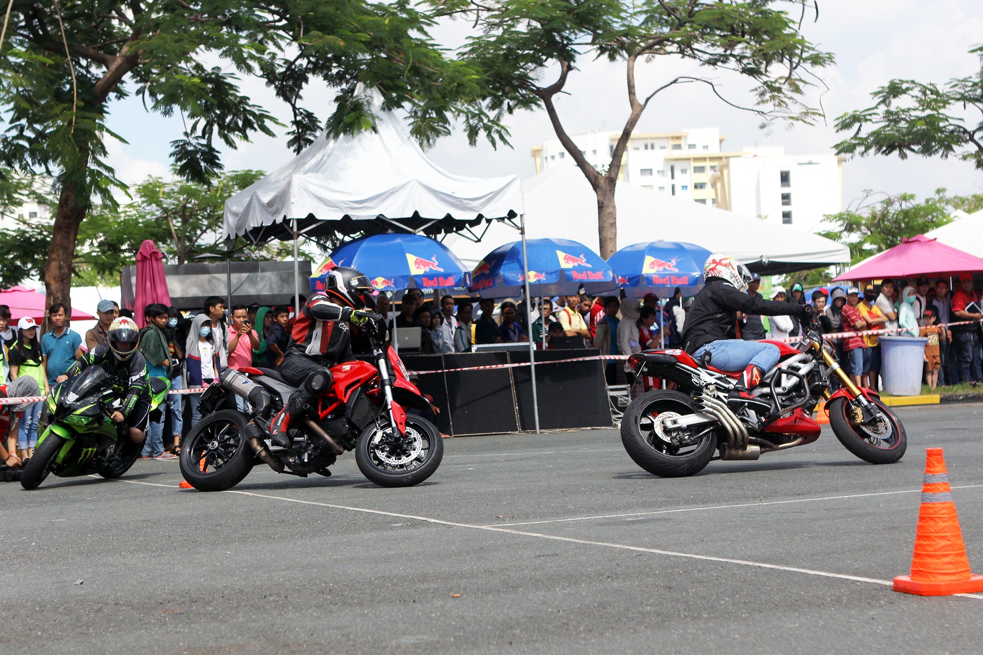 Những chiếc xe phân khối lớn được điều khiển mượt mà trong đường địa hình dưới sự điều khiển của những tay lái Việt.