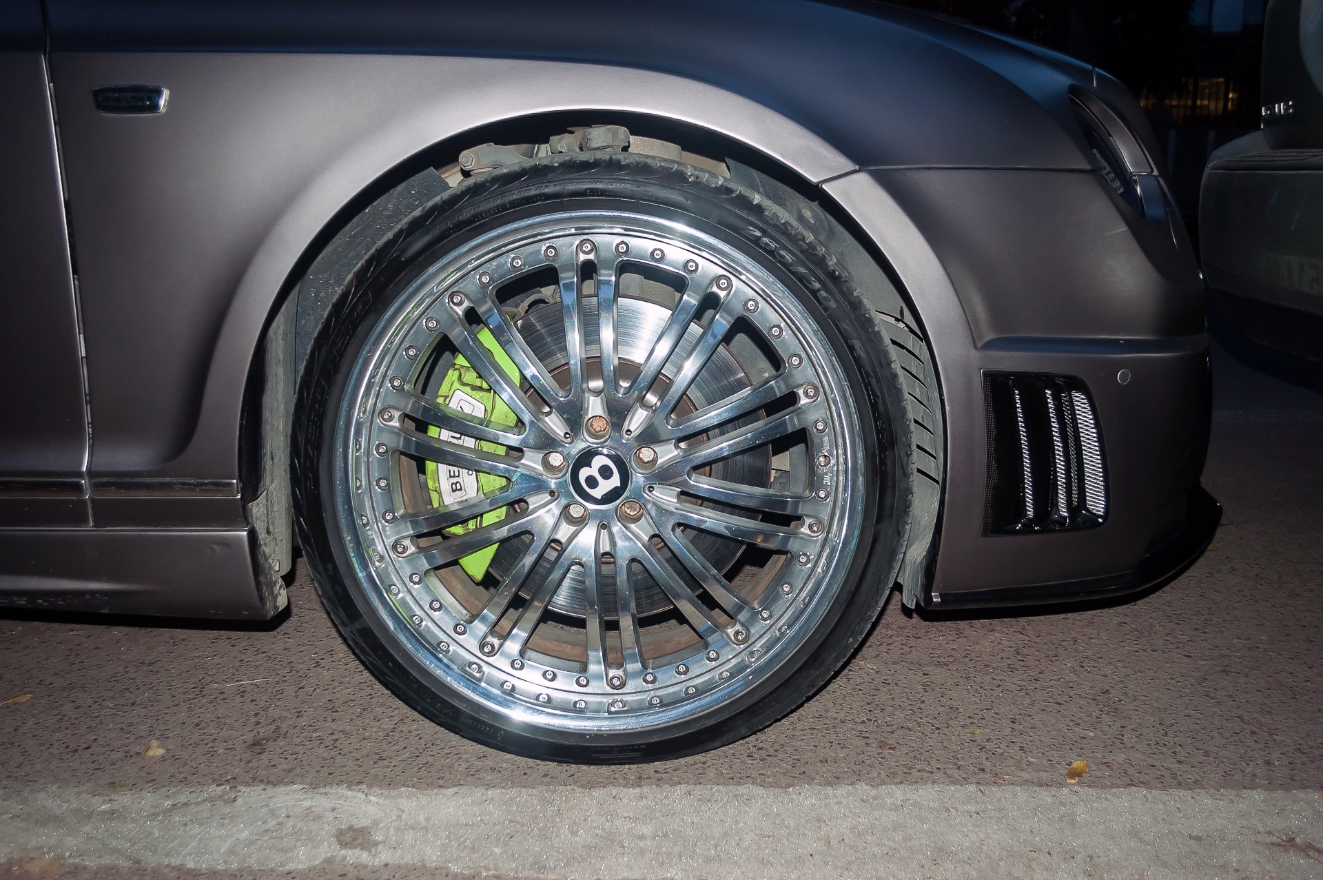 Bộ vành 22 inch tạo điểm nhấn nổi bật cho mẫu xe 2 cửa của Bentley