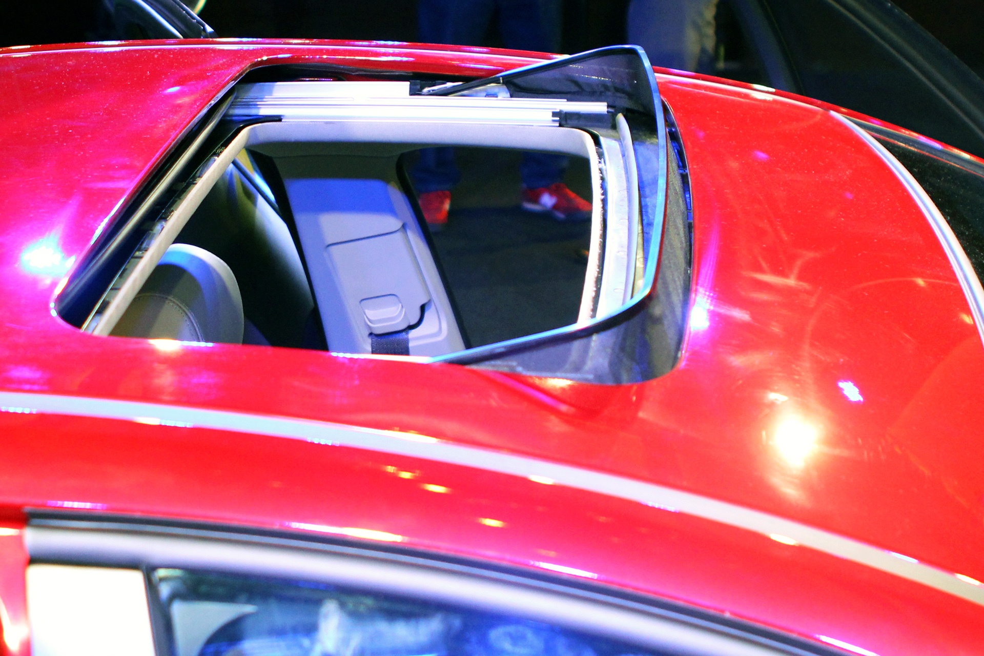 Trên bản Cruze LTZ, Chevrolet trang bị cho xe thêm của sổ trời. 