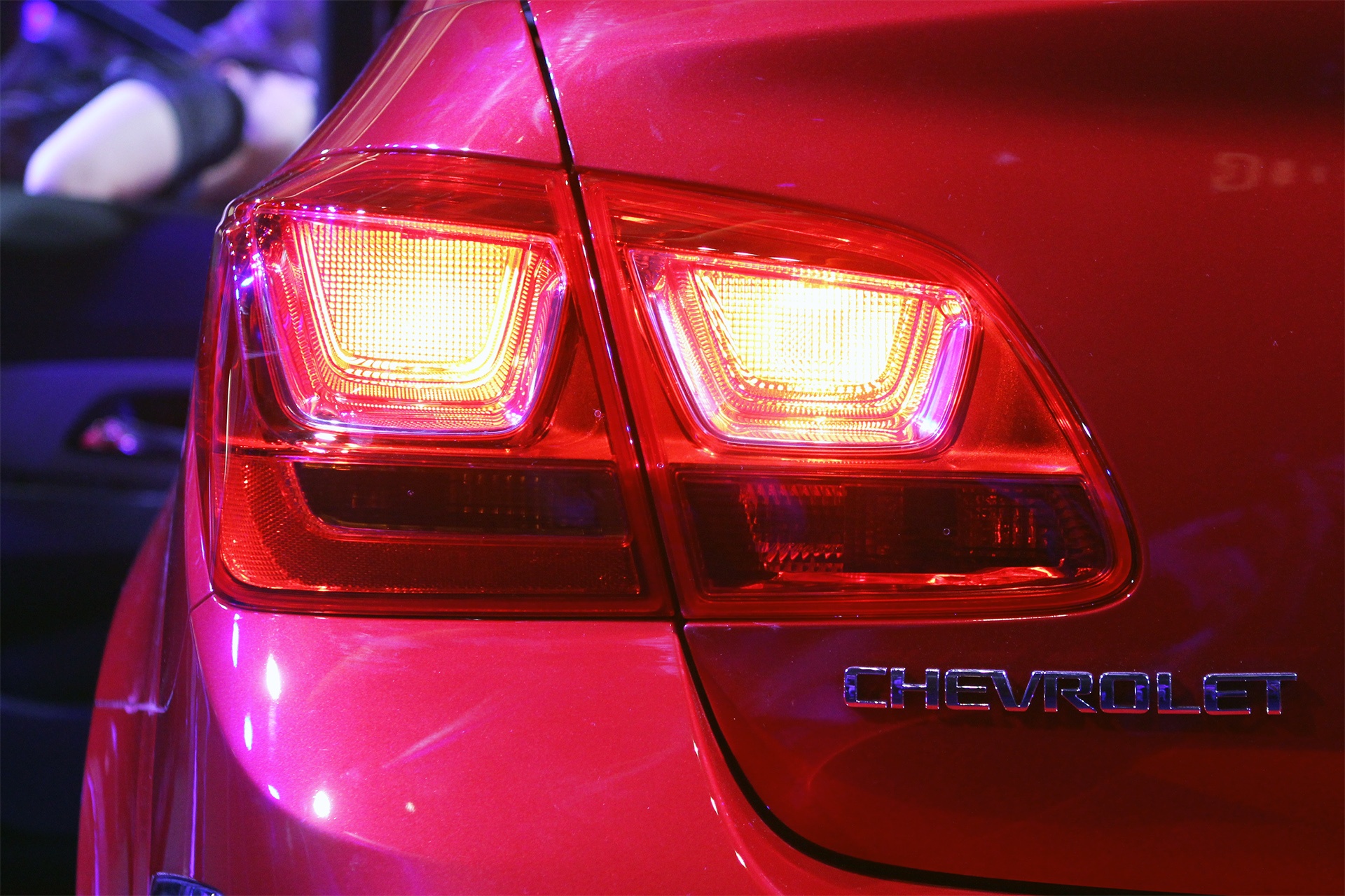 Trong khi đó, cụm đèn hậu được thiết kế lấy cảm hứng từ mẫu xe thể thao Camaro của chính GM. 