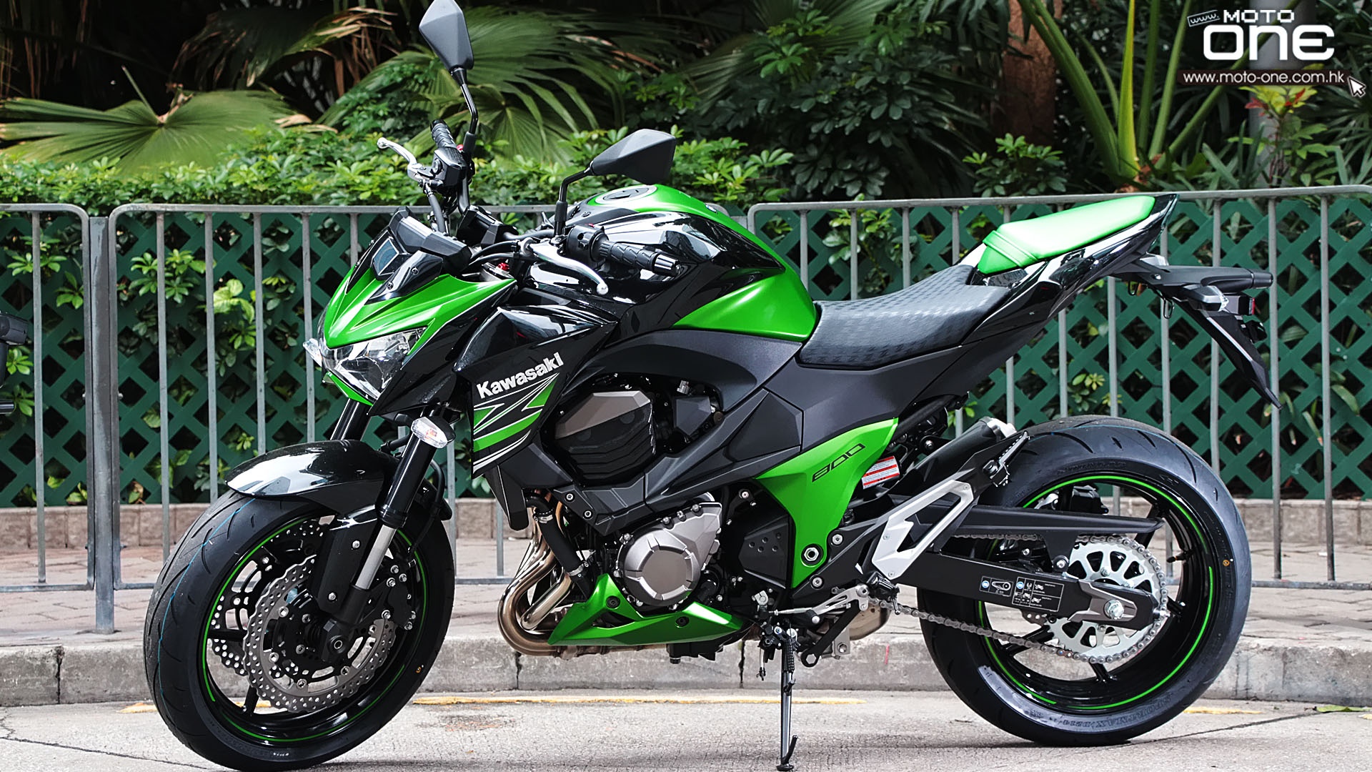 Z800 là mẫu xe duy nhất của Kawasaki năm trong top 10 xe bán chạy tại châu Âu năm 2014. Mẫu naked bike Nhật Bản bán được tổng cộng 6.235 xe. Doanh số bán này có sự đóng góp lớn của những thị trường lớn như Pháp, Đức và Italy.