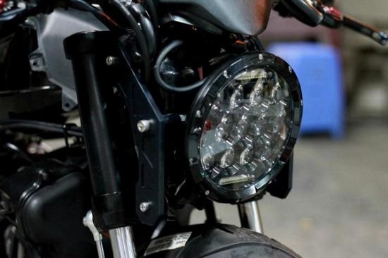 Phần đầu xe nổi bật với đen pha tròn gồm nhiền đèn LED bên trong