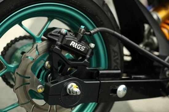 Ngoài ra, đĩa phanh nguyên bản ở cả bánh trước và sau cũng được thay thế. Heo dầu hiệu RRGS.