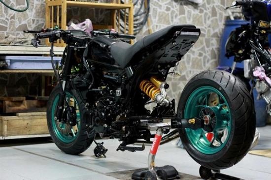 Chiếc xe được sơn màu đen nhám toàn xe.