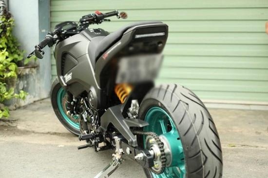  Chắn bùn trước được tháo bỏ, còn chắn bùn sau thu gọn lại để tăng thêm vẻ cá tính cho xe