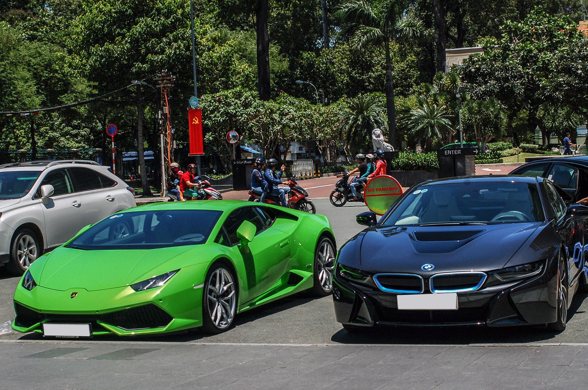 Lamborghini Huracan va BMW i8 khoe dang tai Sai Gon hinh anh