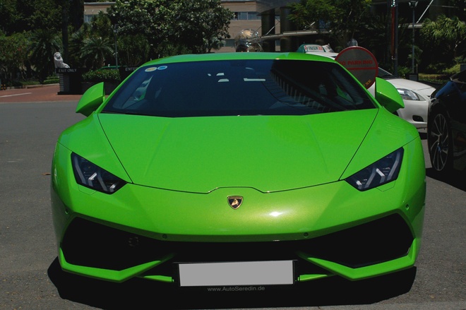 Siêu xe Lamborghini Huracan màu xanh cốm độc nhất Việt Nam thuộc sở hữu của anh Phan Thành, một người chơi siêu xe có tiếng tại dải đất hình chữ S. Đây cũng được coi là chiếc Huracan đầu tiên và duy nhất tại Việt Nam ra biển trắng ở thời điểm hiện tại. 