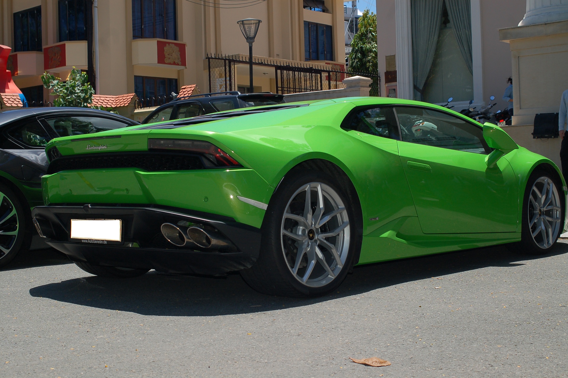 Huracan được sản xuất để thay thế cho những chiếc Gallardo trước đó. Xe trang bị động cơ V10, 5.2 lít, công suất 610 mã lực tại 8.250 vòng/phút và mô-men xoắn cực đại 560 Nm tại 6.500 vòng/phút. Huracan có thể tăng tốc từ 0 lên 100 km/h trong 3,2 giây, từ 0-200 km/h trong 9,9 giây, trước khi đạt vận tốc tối đa 325 km/h.