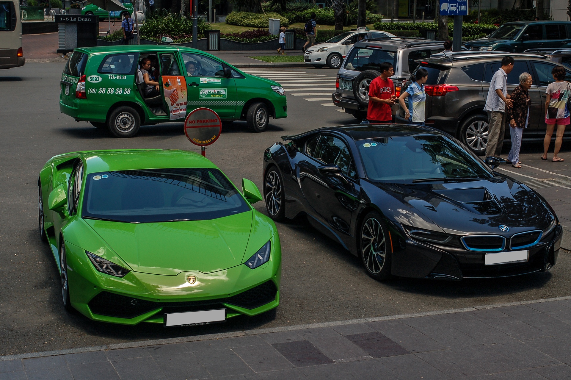 Kể từ khi về Việt Nam hồi tháng 6, Lamborghini Huracan và những chiếc BMW i8 xuất hiện khá nhiều trên các con phố tại Sài Gòn. 