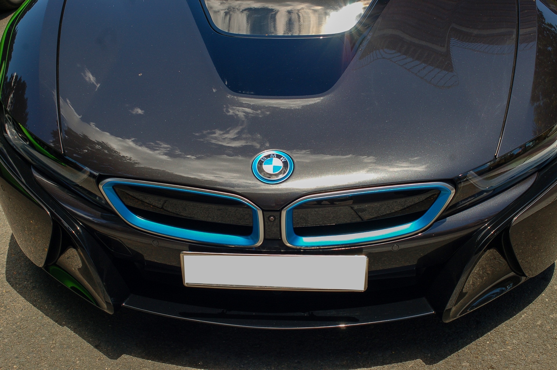 Kể từ khi được người chơi xe đưa về nước vào tháng 6, đến nay đã có ít nhất 8 chiếc i8 tại Việt Nam. BMW i8 được cung cấp sức mạnh bởi động cơ xăng và điện, với tổng công suất 362 mã lực và mô-men xoắn cực đại 570 Nm.