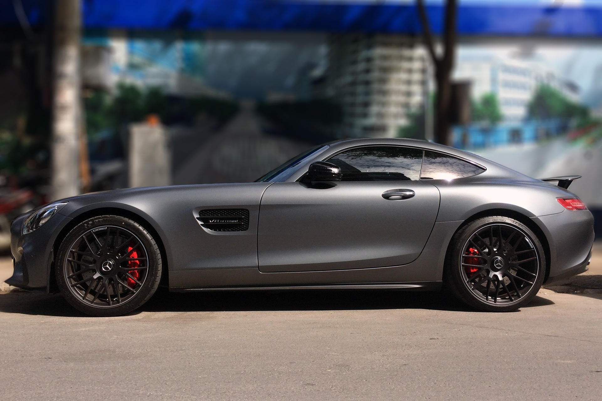 Xe the thao Mercedes doc nhat Viet Nam xuong pho hinh anh