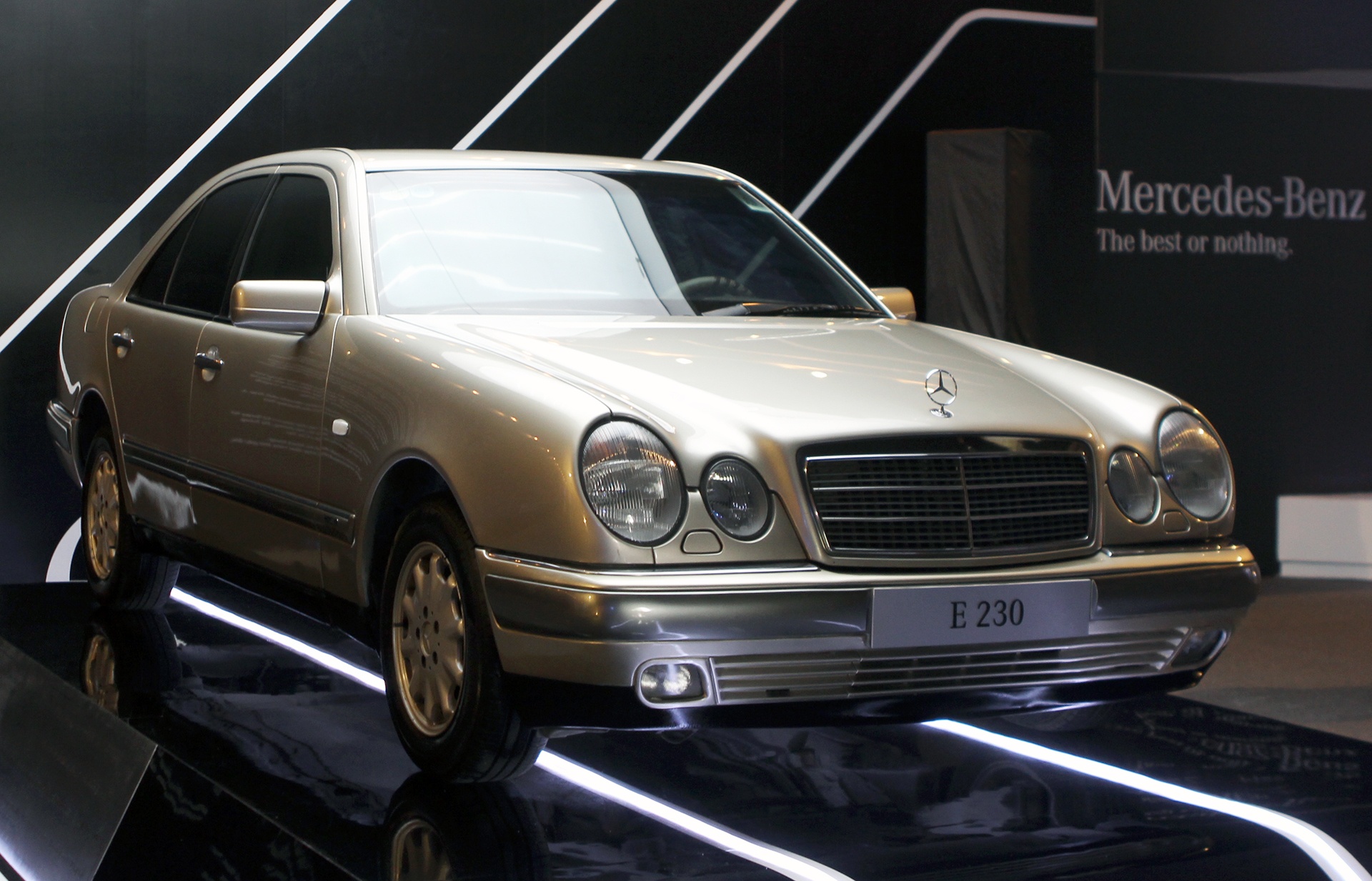 E230 - chiec sedan co nhat cua Mercedes-Benz Viet Nam hinh anh