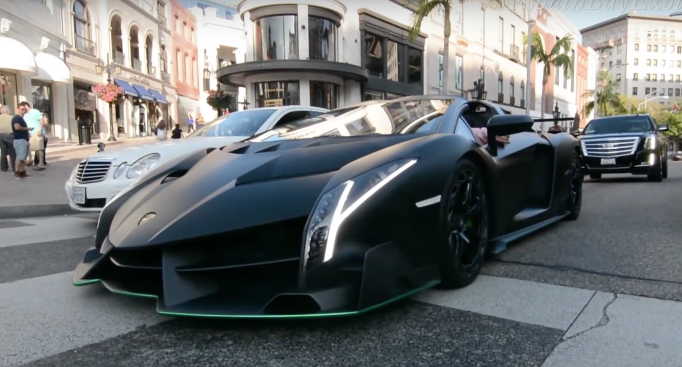 Sieu xe trieu do hang hiem Lamborghini lan banh tren pho hinh anh