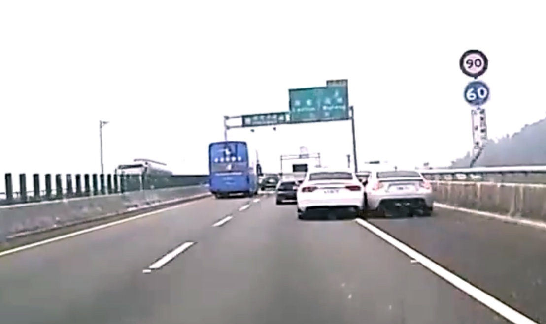 Dua toc do tren xa lo gay tai nan cho xe khac hinh anh