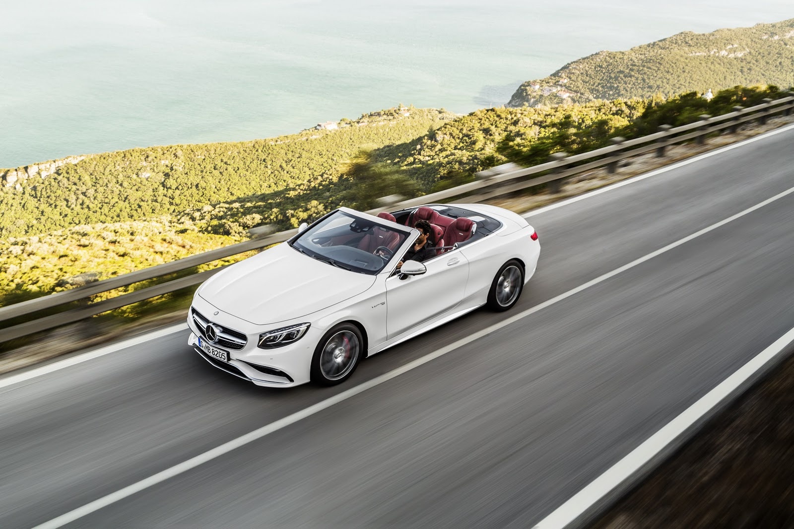 Sau nhiều hình ảnh rò rỉ, biến thể thứ 6 của dòng xe sang S-Class cũng được Mercedes-Benz công bố rộng rãi. Sau đó, nhà sản xuất xe Đức sẽ trưng bày S-Class Cabriolet tại triển lãm xe IAA Frankfurt Motor Show 2015 vào tháng 9 này.