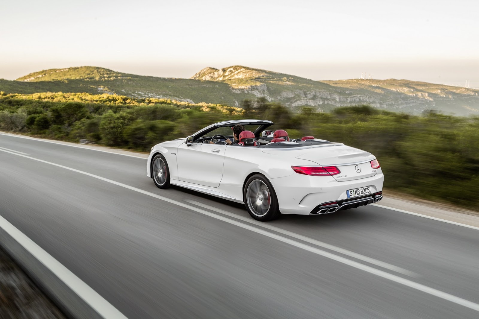 Những hình ảnh đầu tiên được Mercedes-Benz tung ra là dòng S500 Cabriolet. Xe mui trần của Đức sử dụng động cơ V8, 4,6 lít với công suất 455 mã lực và mô-men xoắn cực đại 700 Nm tại tua máy từ 1.800 vòng/phút. S500 Cabriolet sử dụng hộp số tự động 9 cấp. The công bố nhà sản xuất, mẫu xe sang mui trần này có mức khí thải CO2 199 g/km.
