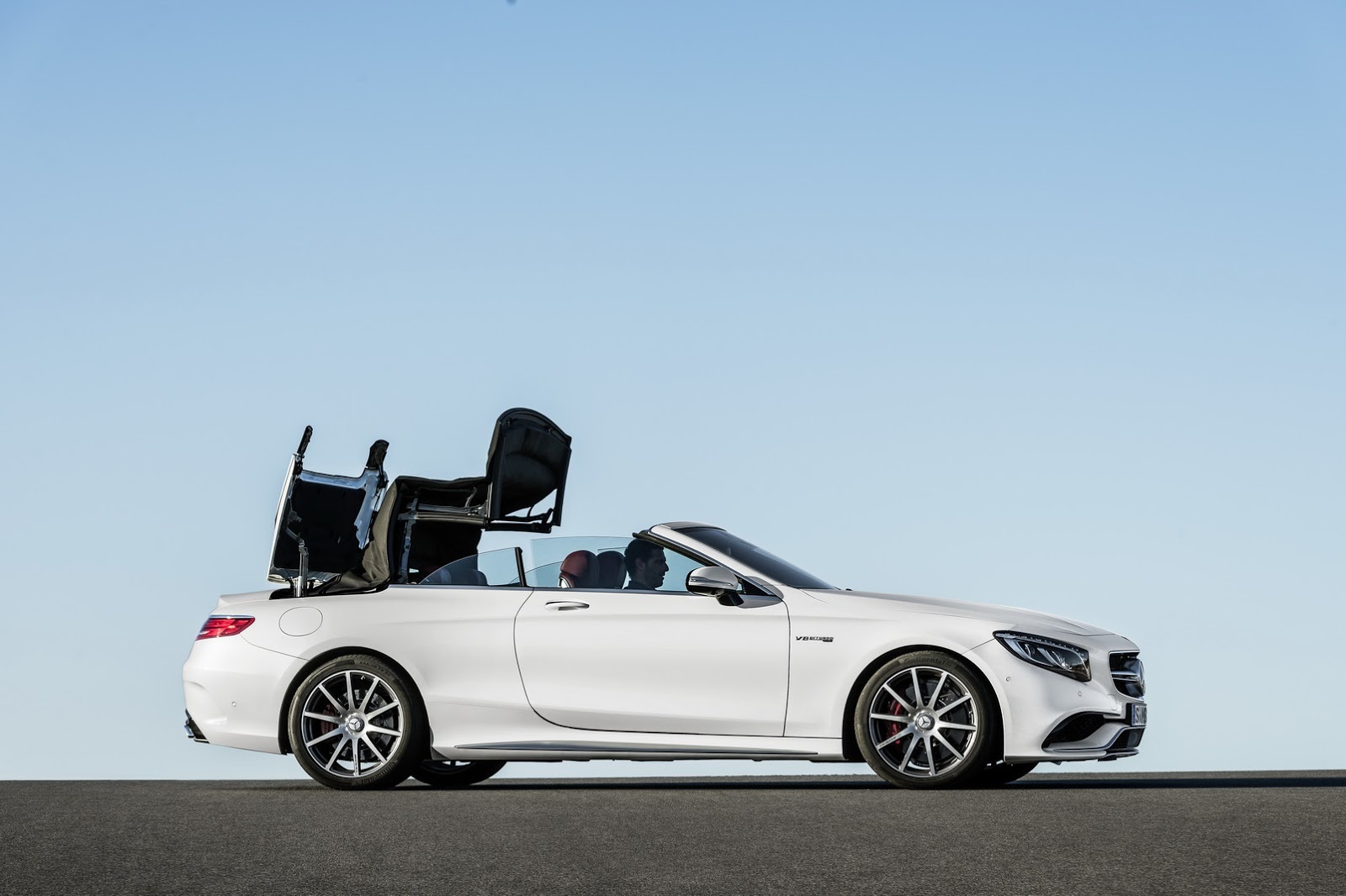 Trên thực tế, phiên bản mui trần sở hữu kiểu dáng gần như giống phiên bản S-Class Coupe. Xe sở hữu chiều dài 5.017 mm, rộng 1.899 mm và cao 1.413 mm.