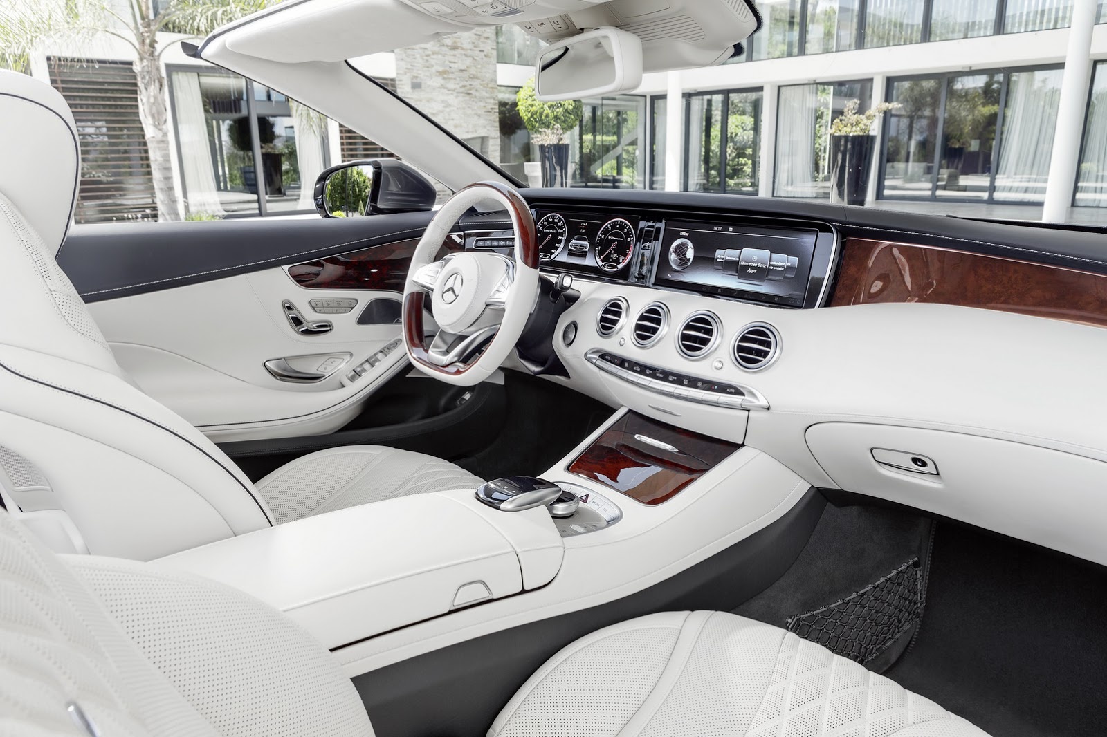 Nội thất của S-Class Cabriolet không có nhiều khác biệt so với phiên bản coupe. Xe sử dụng chất liệu da cao cấp. Bảng điểu khiển trung tâm nổi bật với màn hình hiển thị cỡ lớn.