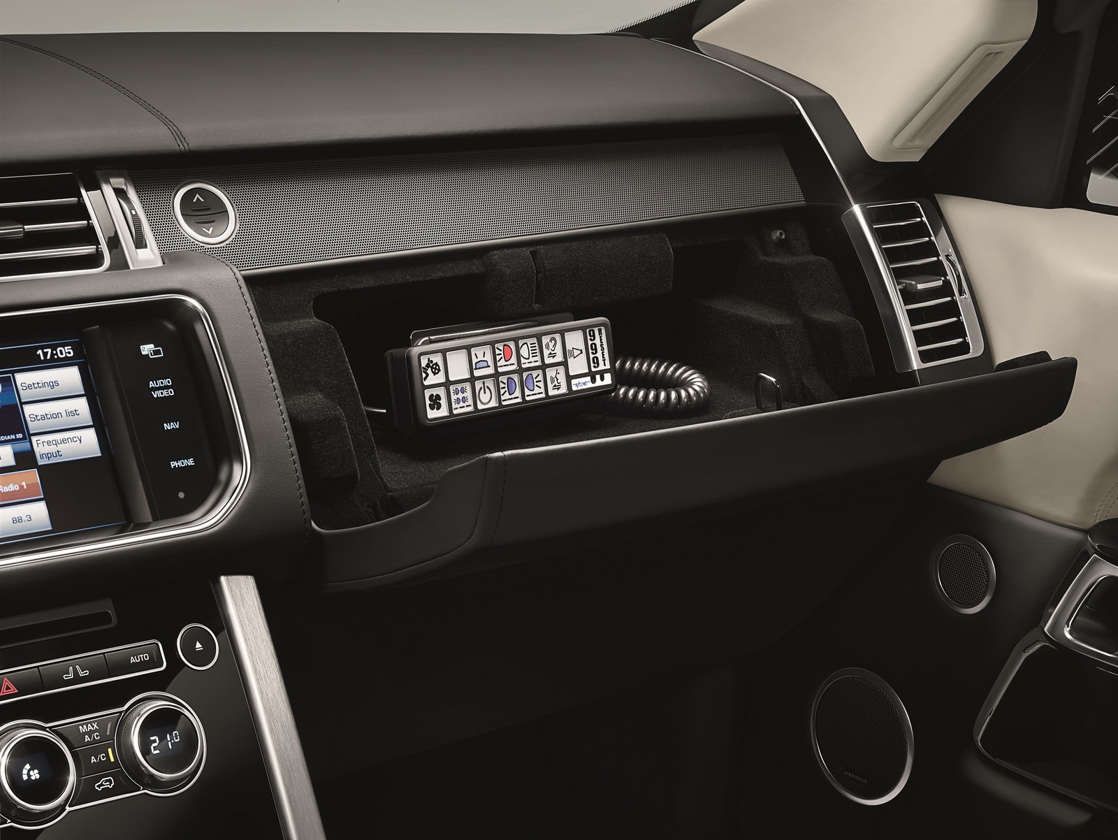 Range Rover Sentinel sẽ được bán tại Anh, châu Âu, Nam Mỹ, châu Phi va Trung Đông. 