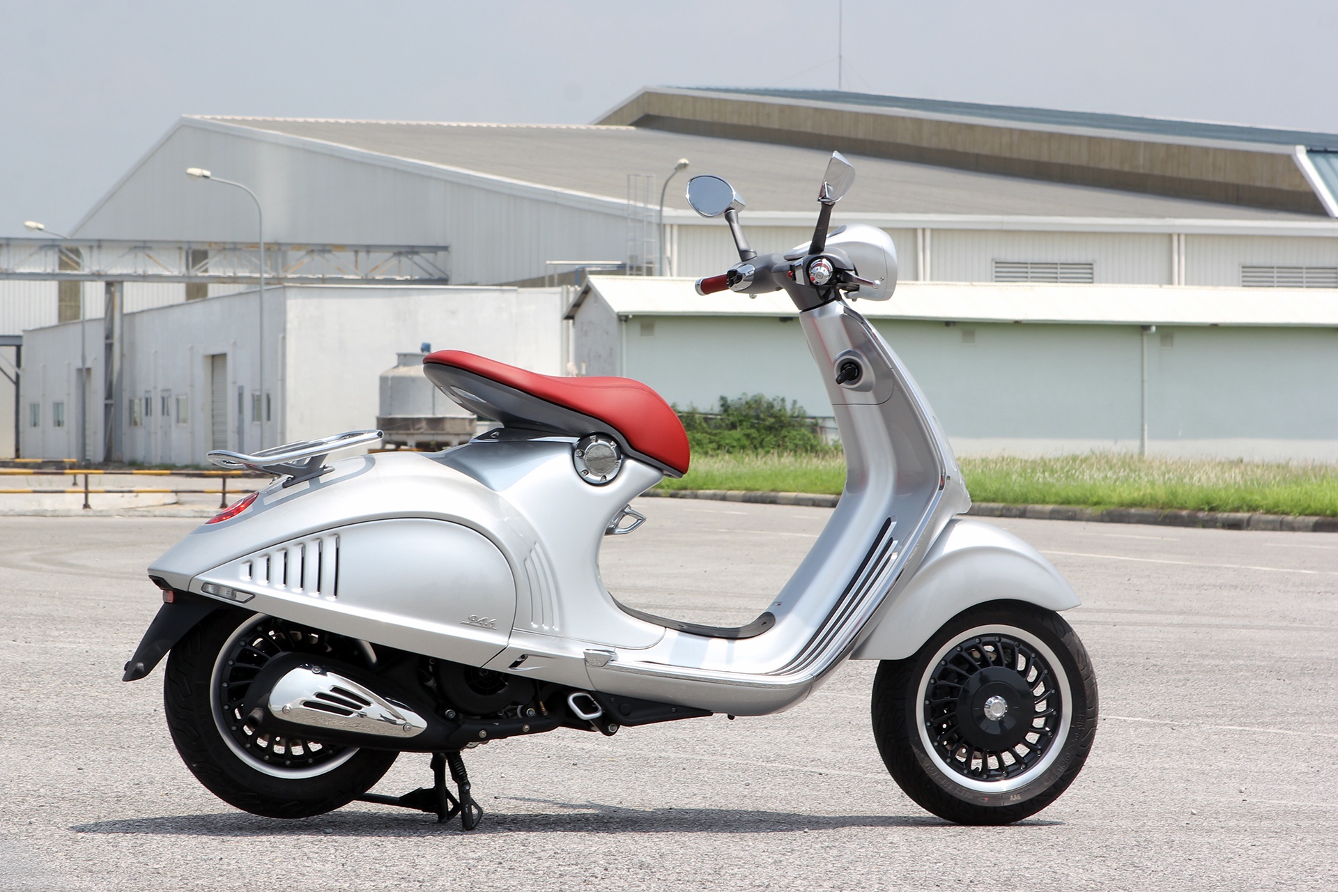 Vespa 946 là xe tay ga 125 phân khối đắt nhất và trang bị nhiều công nghệ an toàn nhất thời điểm hiện tại ở Việt Nam.